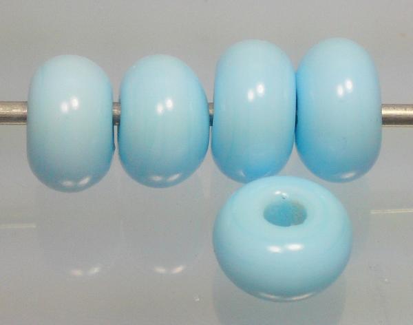 himmelblaue Glasperlen