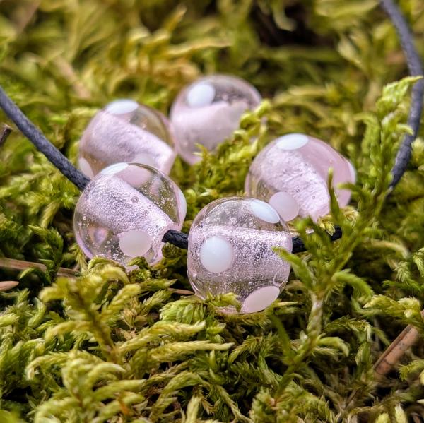 Pinkfarbene Tupfenperle